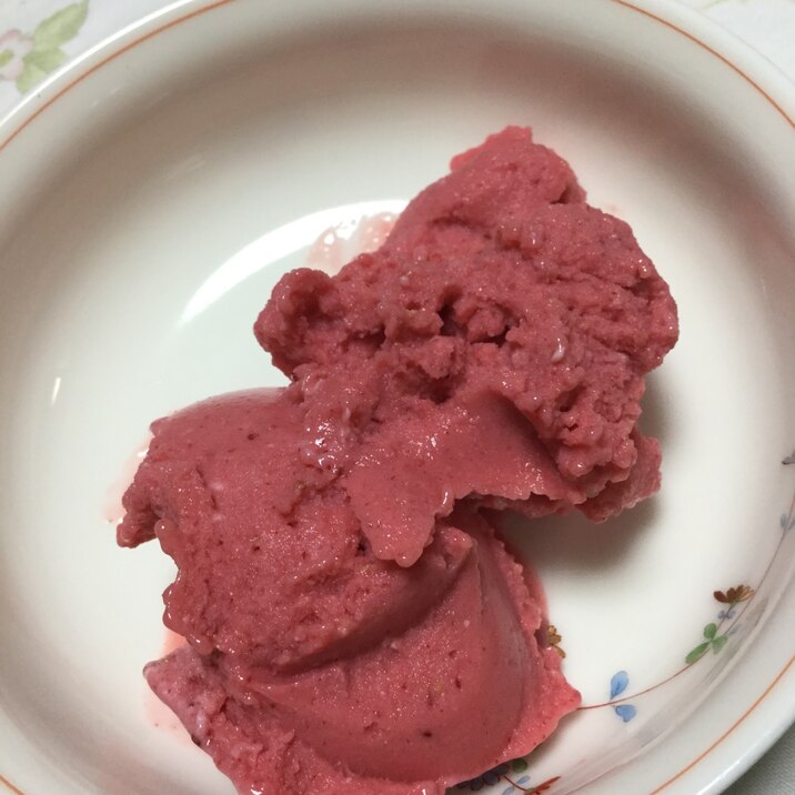 イチゴと豆乳ヨーグルトでアイスクリーム風